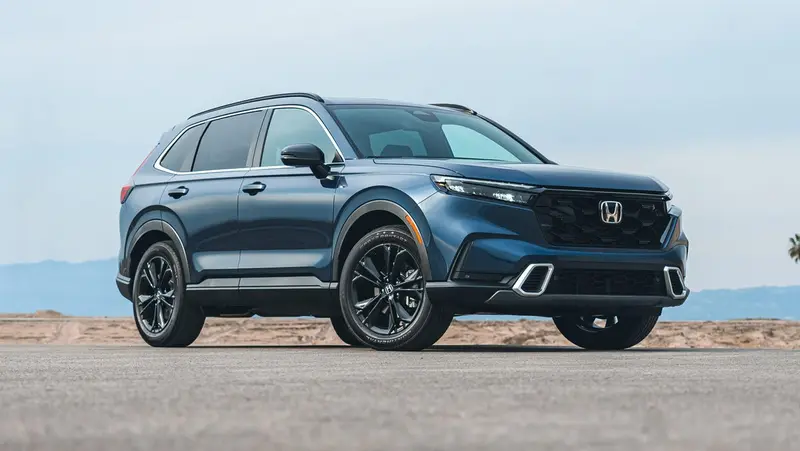 Hình ảnh Honda CR-V trong một showroom với thiết kế nổi bật giữa các đối thủ SUV cỡ C.