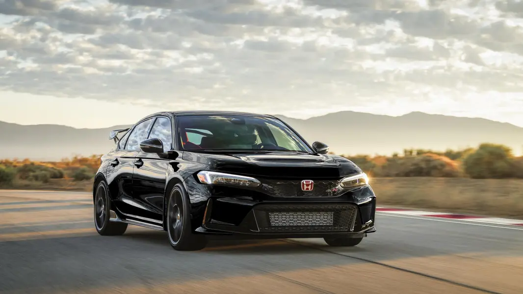 Civic Type R: Mẫu hatchback thể thao được ưa chuộng tại Việt Nam.